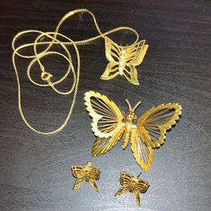 Vintage Gold tone butterfly 🦋 jewelry set. Pierced earrings, pin, necklace.